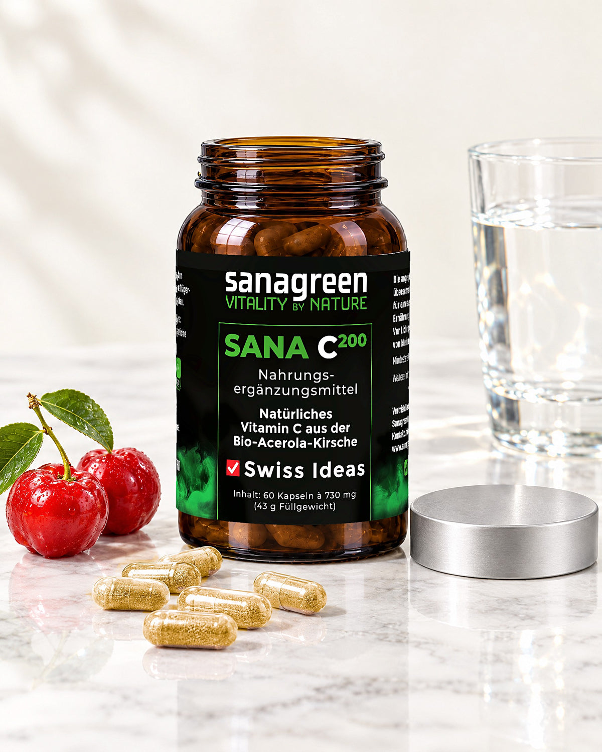 Geöffnetes SANAC200 Glas mit Acerola-Kapseln auf Marmor